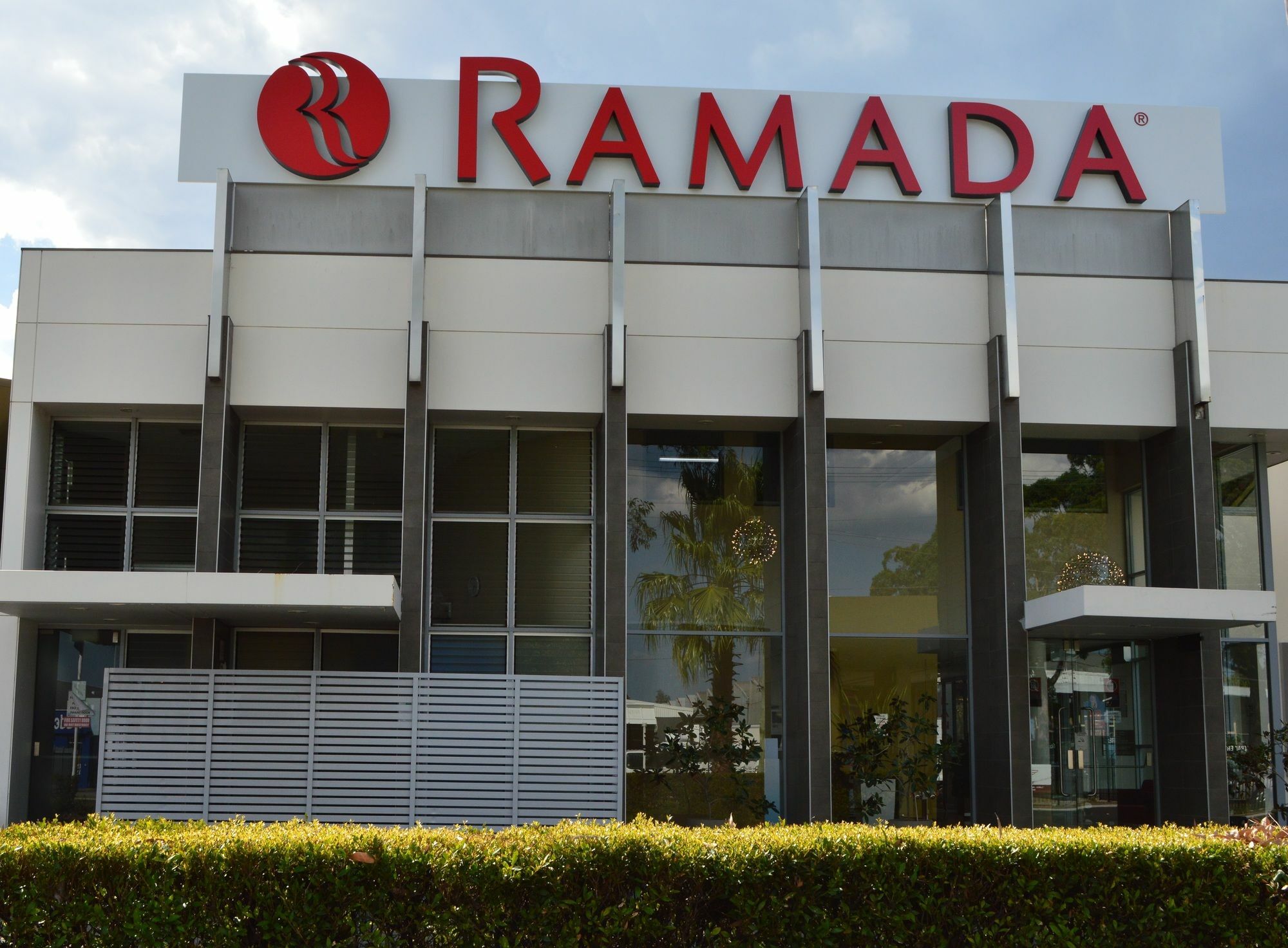 Ramada Hotel & Suites By Wyndham Cabramatta מראה חיצוני תמונה